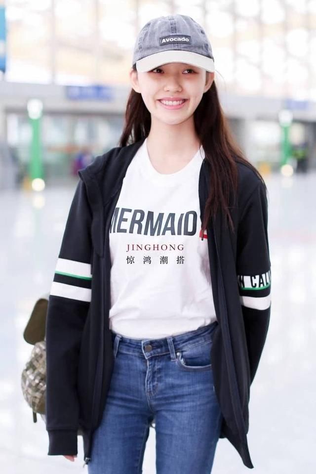 林允心真大,牛仔裤都能穿成这样,网友:腿缝宽到