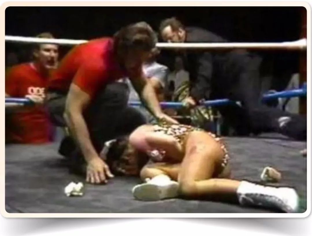 制片人将她们分成了一群“坏女孩”和一群“好女孩”，目的是将这种动态标签融入到表演中，而“坏”的标准可能是外表浓妆艳抹的太妹，或者绿茶心机的角色，“好”可能外表是乖乖女、甜心之类。