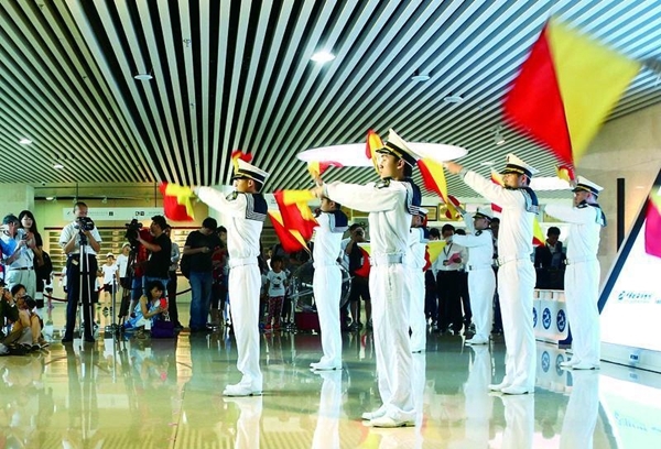 图说:海事大学学生带来的精彩的旗语表演 周馨摄