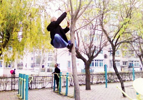 乐山一六旬老大爷爬树锻炼身体 不幸跌落身亡 乐山一六旬老大爷爬树锻炼身体 不幸跌落身亡