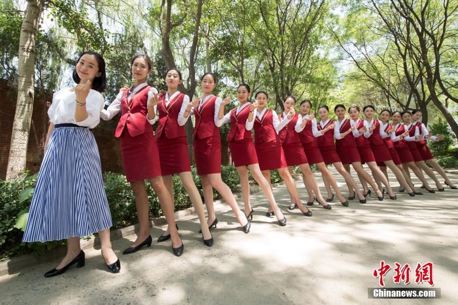 6月1日，太原山西旅游职业学院空乘专业的毕业生们身着航空制服拍摄创意毕业照，以此纪念青春时光。