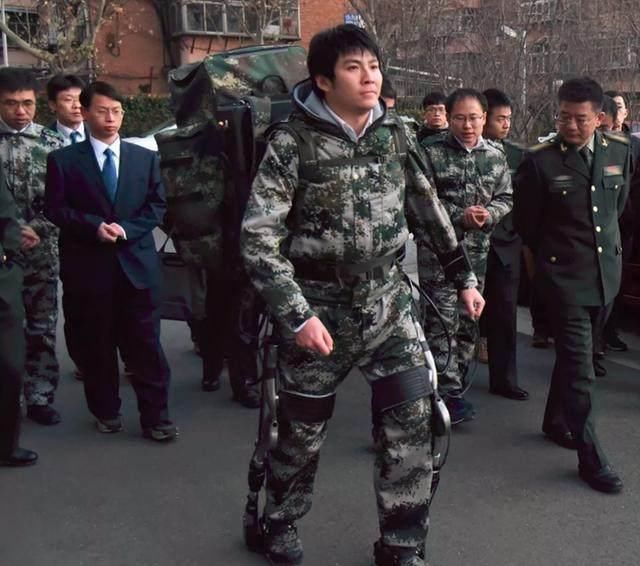 中国单兵外骨骼系统获得重大突破:未来战士装