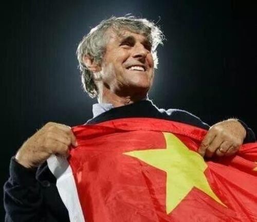 施拉普纳:以前的国足心里是国国国,现在的国足