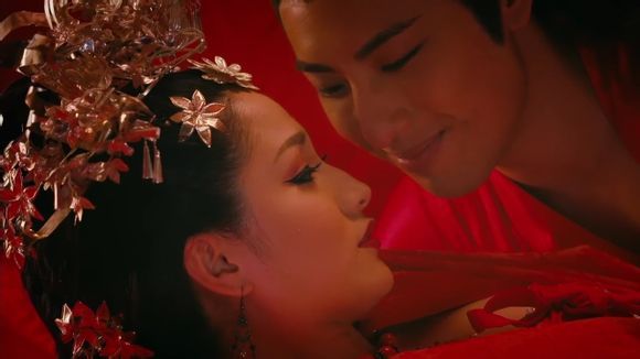 现在传说的仙道,也就是古代的房中术,它说能否给予男性某种阳气,这完全要看女人的条件是否被男人看中来决定。照古代房中术的说法,择拌时要考虑以下四个条件眉清、目秀、唇红,齿白。这四个条件说来真是有趣。
  首先是眉毛,凡是一字眉的女人,被认为性交技术不佳,缺乏羞答答的姿态,不能得到男人的欢心。两边的眉毛相系的女人,其持续力衰弱,而且神经质。除了八字眉外,只有眉毛丛生的女人才最喜欢阴阳交接之道,她的床上工夫会使得男人如醉如痴。这种女人的眉叫做“眉清”。