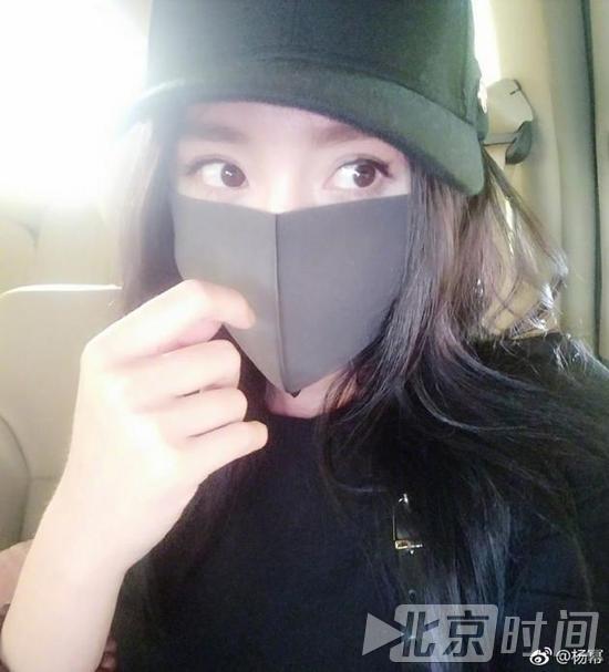 杨幂七夕晒照依旧只露两只眼:有全脸自拍算我输 杨幂七夕晒照依旧只露两只眼:有全脸自拍算我输