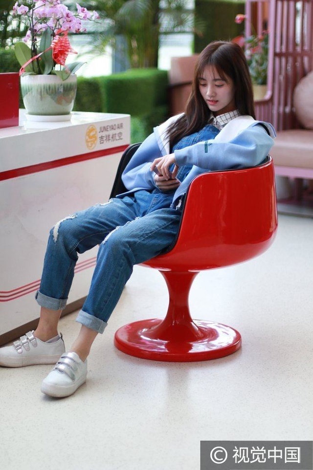 【组图】鞠婧祎跷二郎腿喝咖啡再现"葛优瘫"