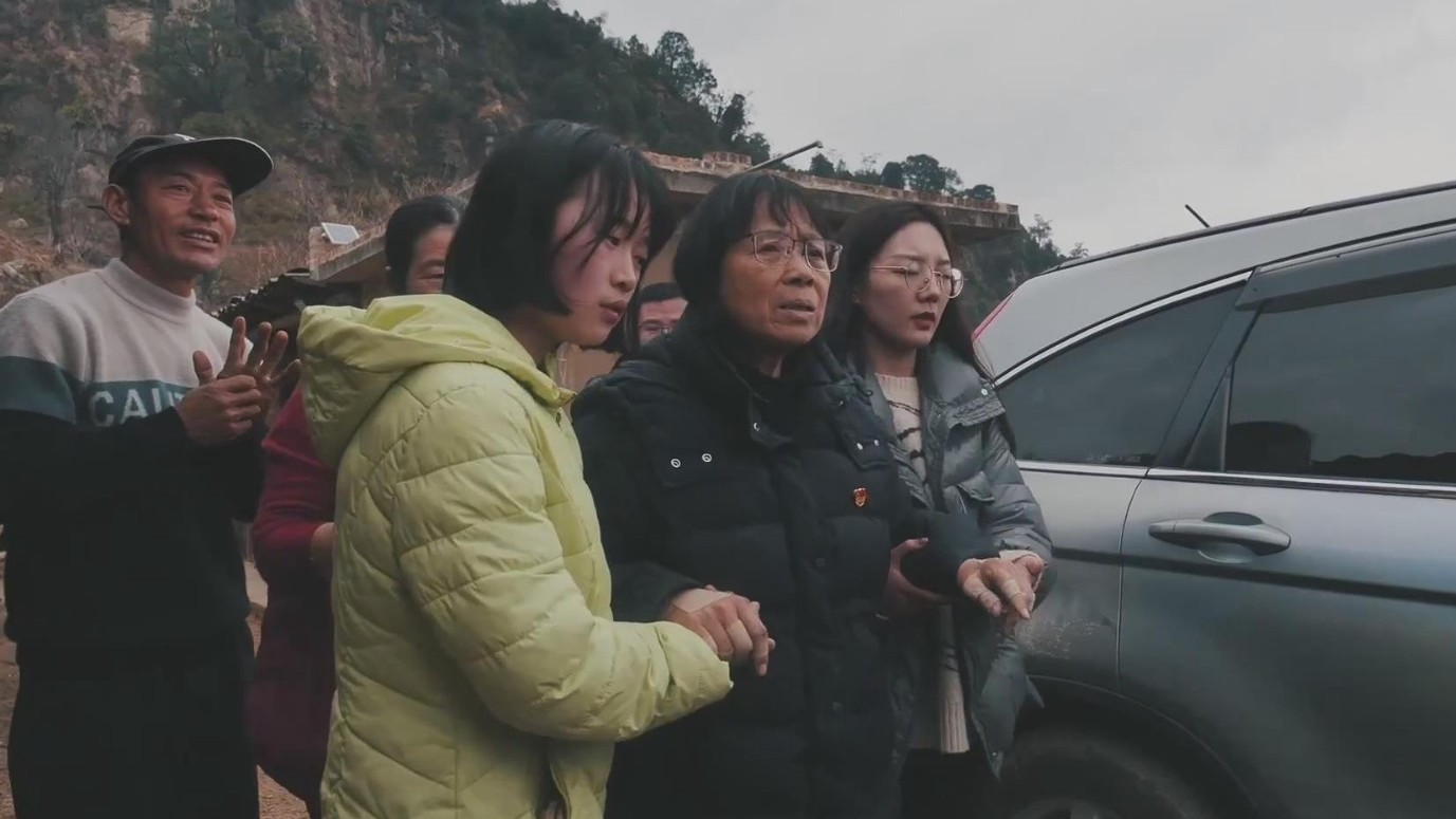 致敬!泪目!这个冬天,张桂梅被搀扶着走完家访路 致敬!泪目!这个冬天,张桂梅被搀扶着走完家访路