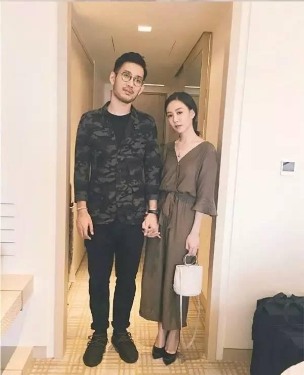 女的不到一米六，男的将近一米九，这对来自台湾的