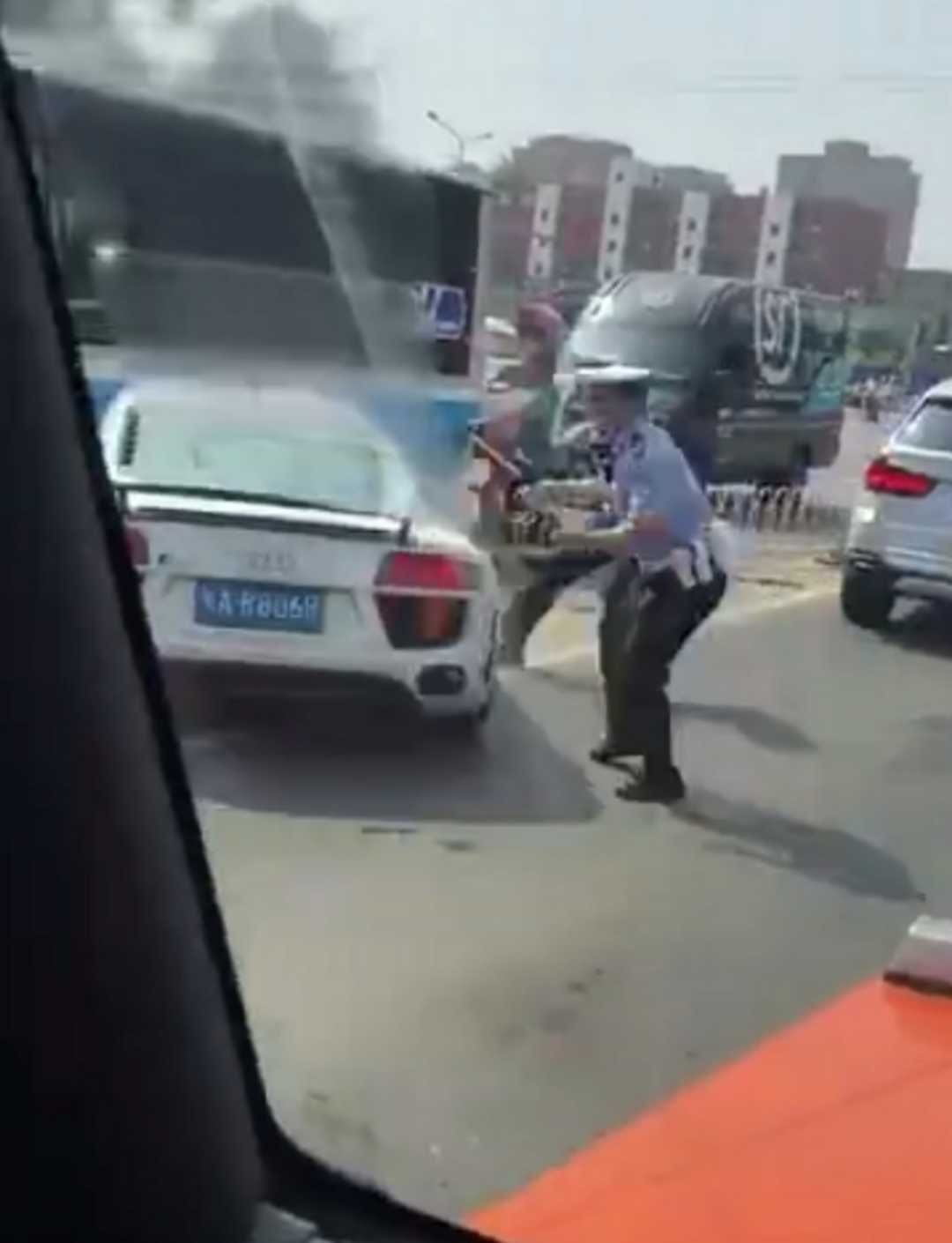 毒驾!奥迪跑车北京冲卡 肇事司机曾两次吸毒被