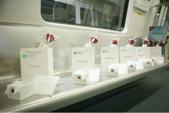 七夕,dr钻戒在深圳地铁放了千份"爱的礼物",简直太暖心!