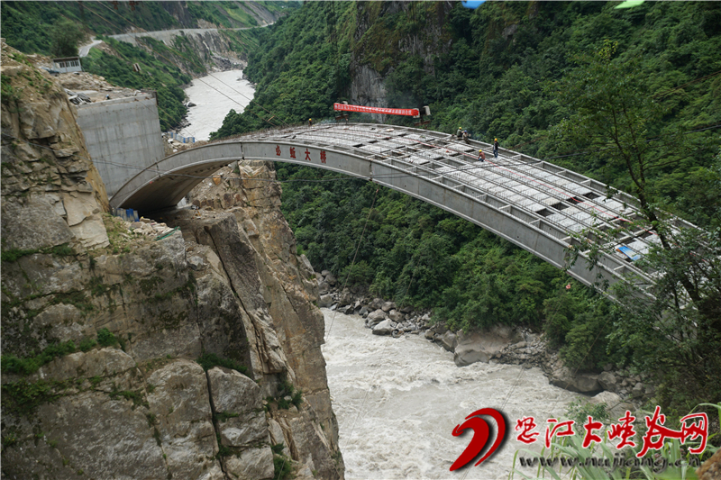 "丙吉"公路必蚯大桥主拱圈顺利合龙