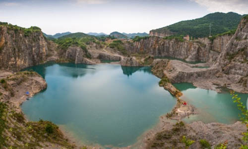 6月21日,渝北區銅鑼山礦山公園,一名遊客正在用手機記錄美景.