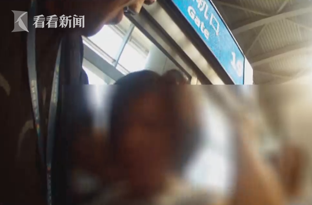 航班延误女子大闹机场 撂倒工作人员后假装瘫倒 航班延误女子大闹机场 撂倒工作人员后假装瘫倒