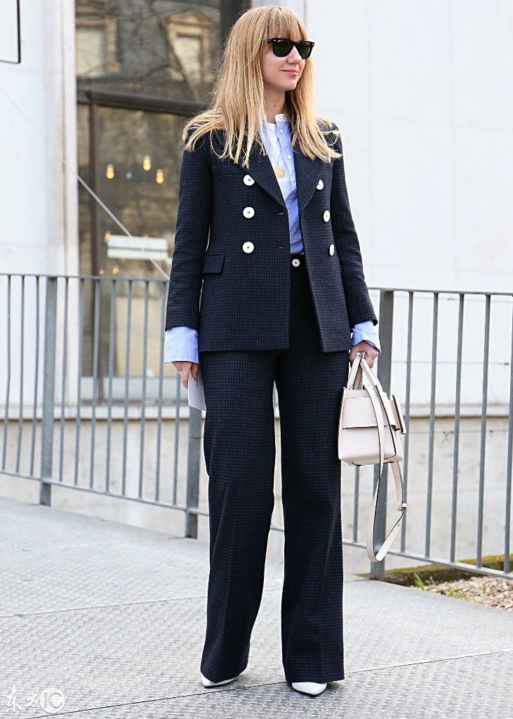 模特在法国巴黎时装周的街上展示不同风格的时