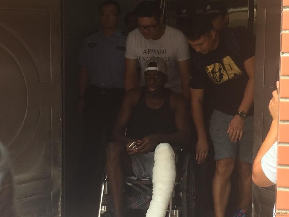 组图-登巴巴今日出院 坐轮椅左腿裹厚重绷带