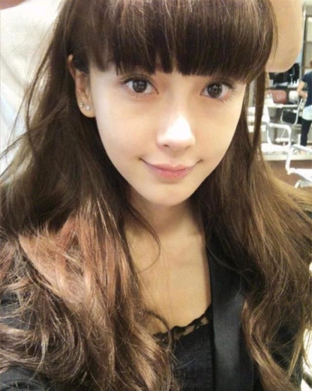 女星齐刘海造型,杨颖甜美,郑爽像小仙女,但都输