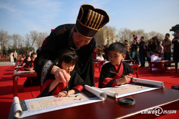 西安学龄儿童举行"开笔礼" 祈福开智迎新春(组图)