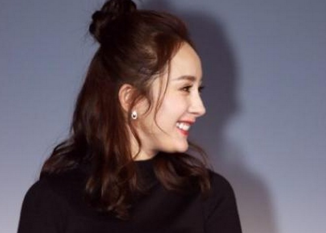 被镜子出卖真相?杨幂下巴那坨肉看起来很奇怪