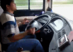 搞笑gif:兄弟,玩过火了吧,摔的不轻