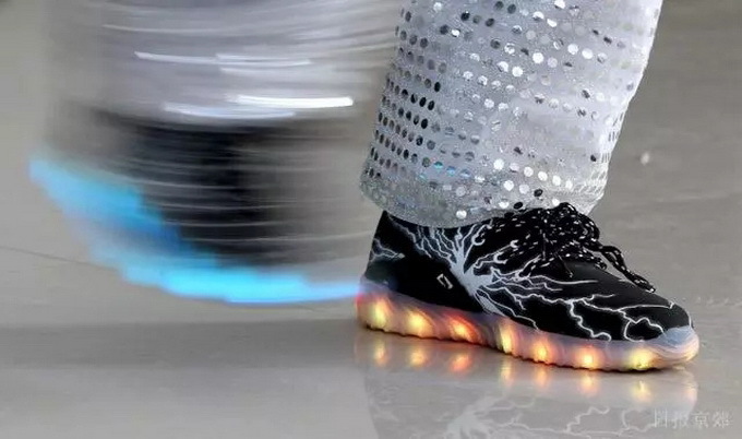 广场舞升级从农村开始 这些大妈最近跳起鬼步