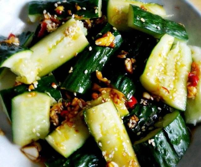 黄瓜,也称胡瓜,青瓜,茎,枝伸长,有棱沟,被白色的糙硬毛.