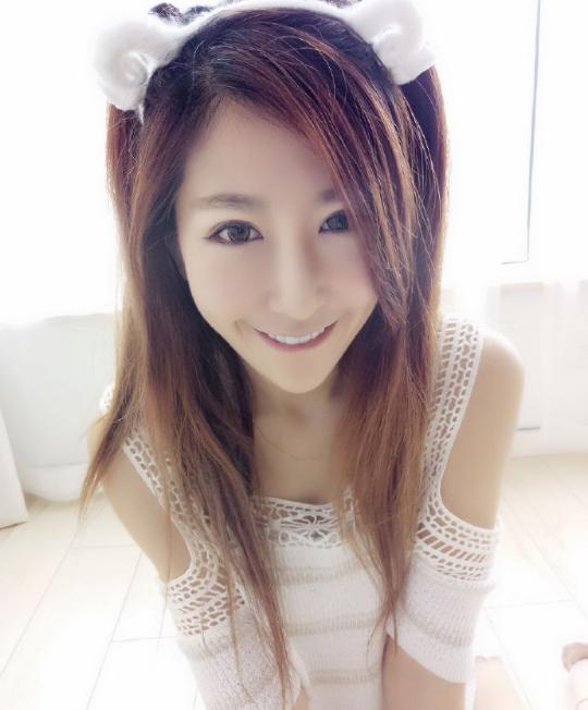 lpl官方女解说第一"球王贝拉",淡出lpl后去哪了?