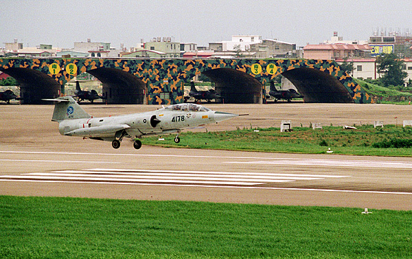 1996年解放军差点攻打台湾,美国航母差点来了