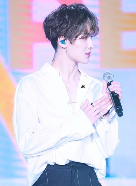 朱正廷出发韩国,毛衣套装热气腾腾,网友:手机