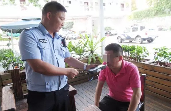 珠海一小学老师明珠路出事!被数十警察围住!人