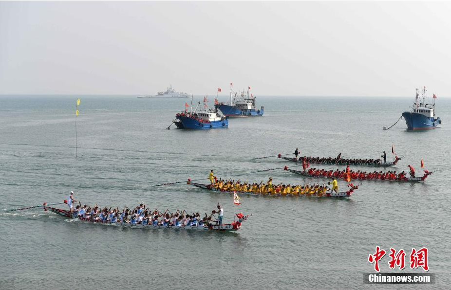 5月27日，连江县筱埕镇定海村村民在海上进行龙舟比赛。当日，福建省连江县筱埕村和定海村举行海上赛龙舟活动。据了解，当地在明朝万历年间就有了海上赛龙舟的传统，至今这个习俗已经保持了四百年，已经成为当地独特的风景。 张斌 摄