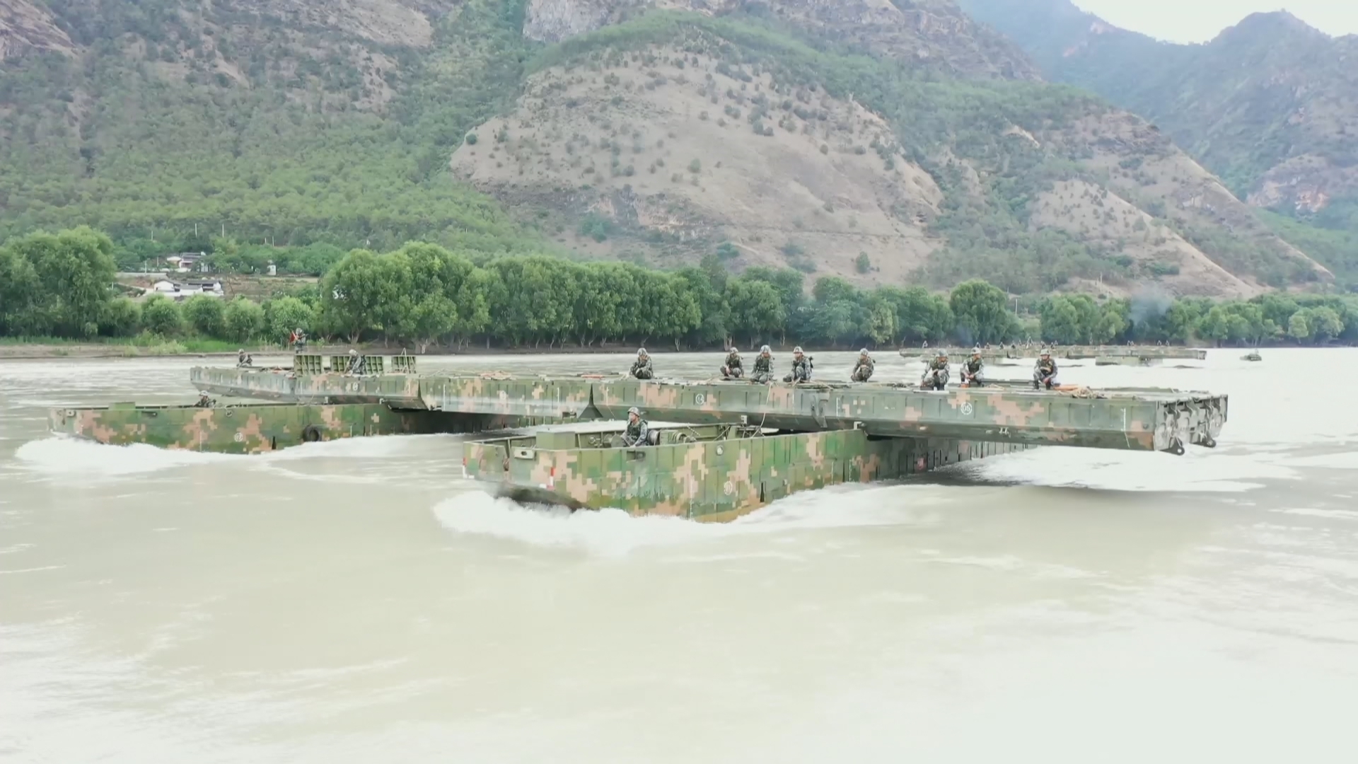 厉害!25分钟金沙江上架座桥 厉害!25分钟金沙江上架座桥