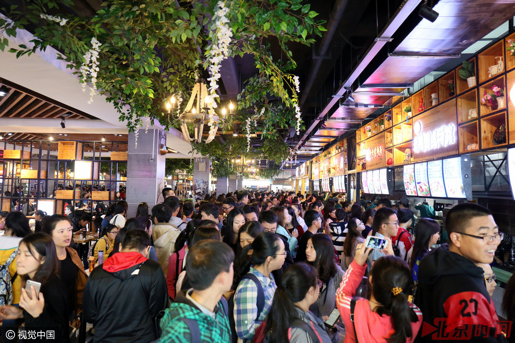 河南高校现"致青春"主题餐厅 场面火爆如春运