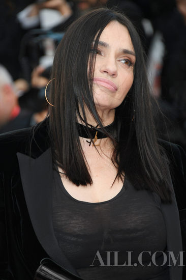 beatrice dalle身着saint laurent by anthony vaccarello黑色西服