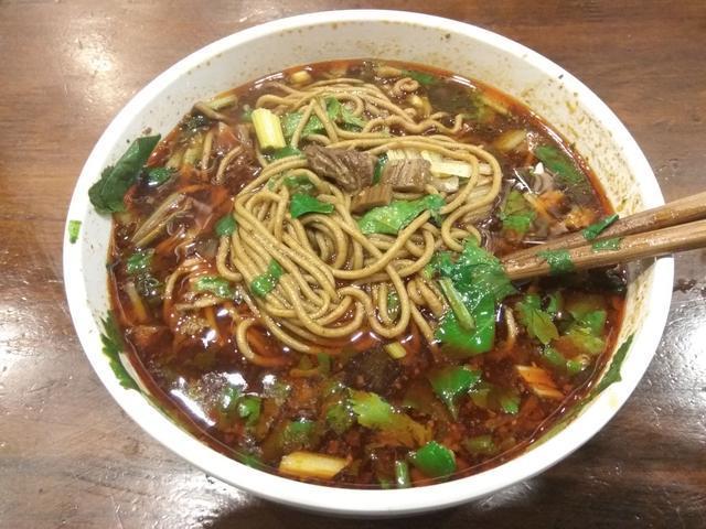 《关老湿食堂11》-手工绿面火爆成都!-附:青石桥狂吃路线