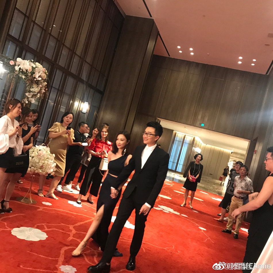 订婚宴上,不少网友都觉得雪梨有小肚子了.