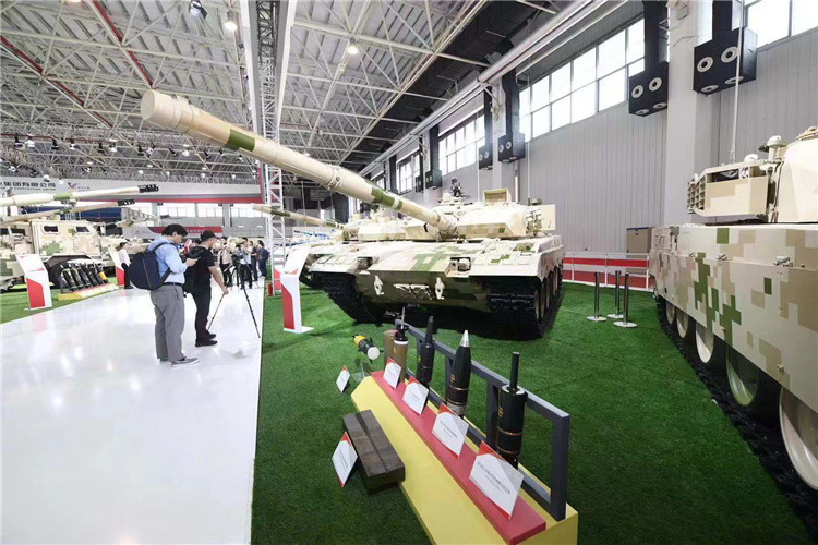 现场展出的军事产品超过160项，大型实物产品近50项，新产品占比超过60%。图为现场展出的vt2 B型坦克。