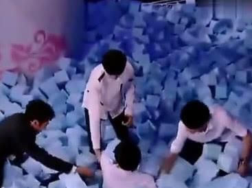 王俊凯挑战极限,意外坠下高台,王源千玺第一反