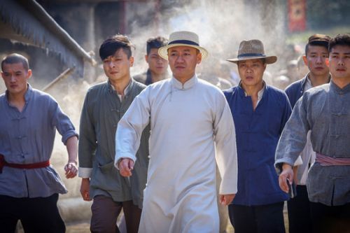 殷飞等人主演的大型年代战争连续剧《勇者》将于6月20日登陆上海电视