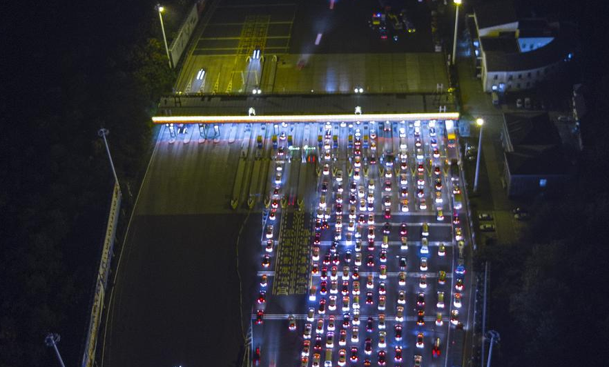 国庆车流小高峰 航拍高速灯光长龙