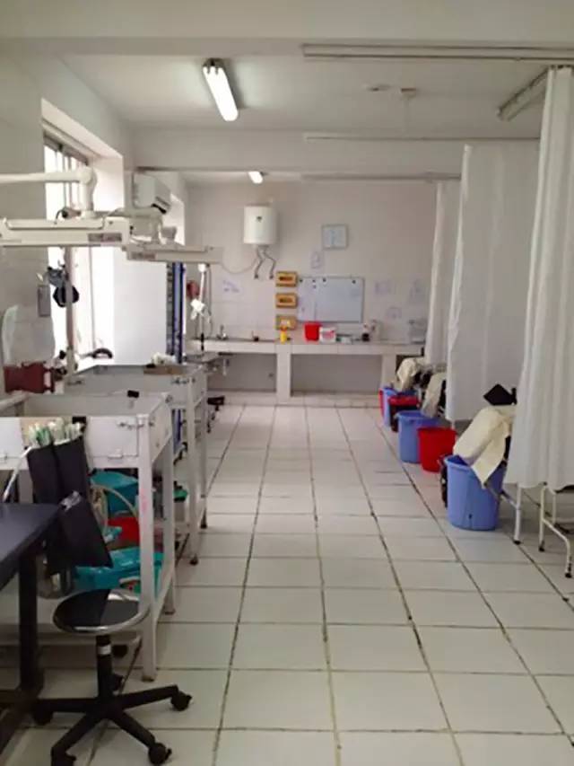 我在的医院原先是一个废弃的军队医院，大门外都会有“禁止武器入内”的标志。不管你是属于哪一派的，都可以来接受救助，但是不准带枪。