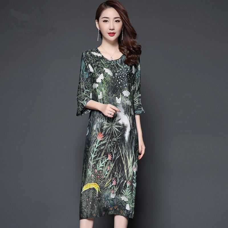 50岁女人拒绝做老气大妈,真丝连衣裙高贵大气