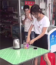 搞笑幽默的动态图GIF 妹子不要把你的头发撩起