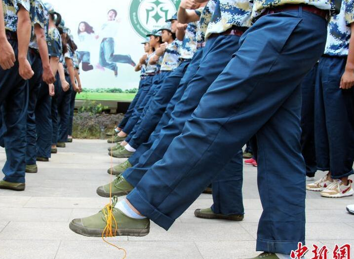 谈起为何想要尝试这种特殊训练，新生杨继超难掩兴奋地说：“我们偶然间在网上看到类似的如此新颖的训练方式，于是与辅导员和教官沟通，希望自己也尝试一次，为我们的军训增加一点不一样的色彩。在以后的军训中我们希望继续坚持这种训练方式。”