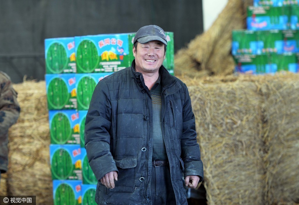 56岁老人攒钱给儿子盖房 一天卸2000箱蔬菜赚170