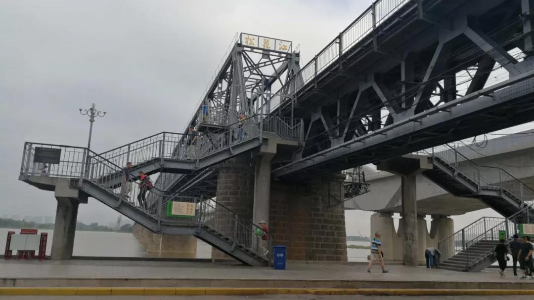 哈尔滨网红桥遭蹂躏:狗粪遍地 还有诅咒活该撞