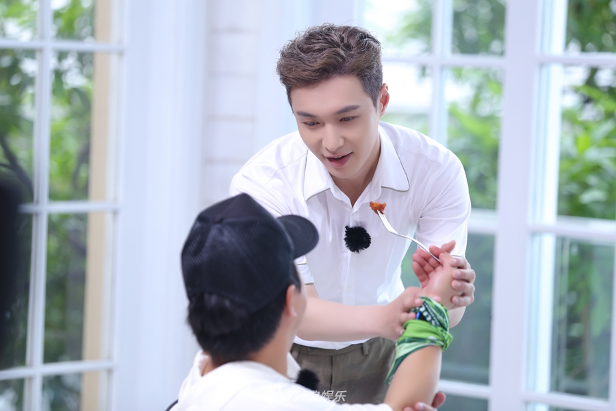 张艺兴白衬衫帅气显俊俏 上演水下湿身诱惑(图)