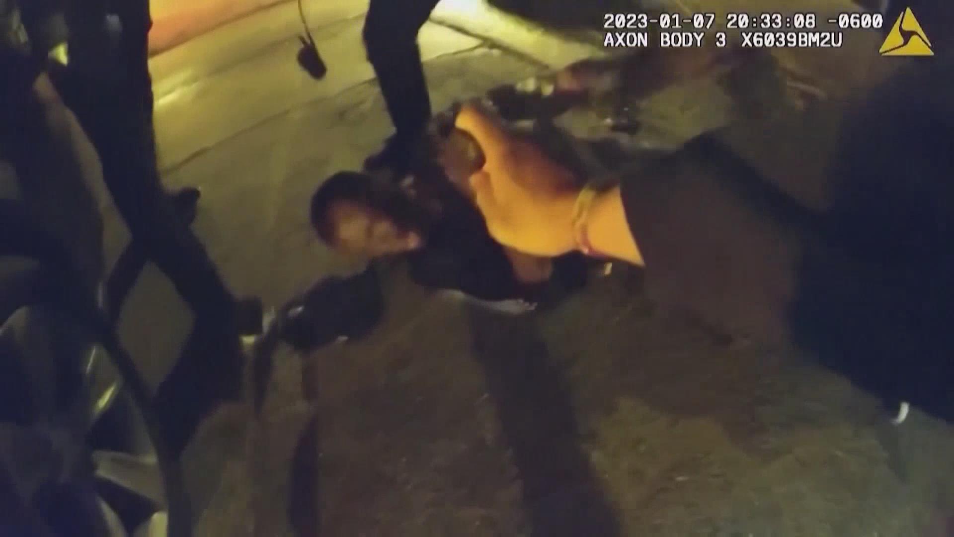 又现“弗洛伊德之死”！美国一在押黑人男子遭警察跪压后身亡