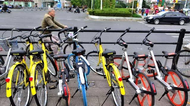 老人强占共享单车:停我家门口就是我的 老人强占共享单车:停我家门口就是我的