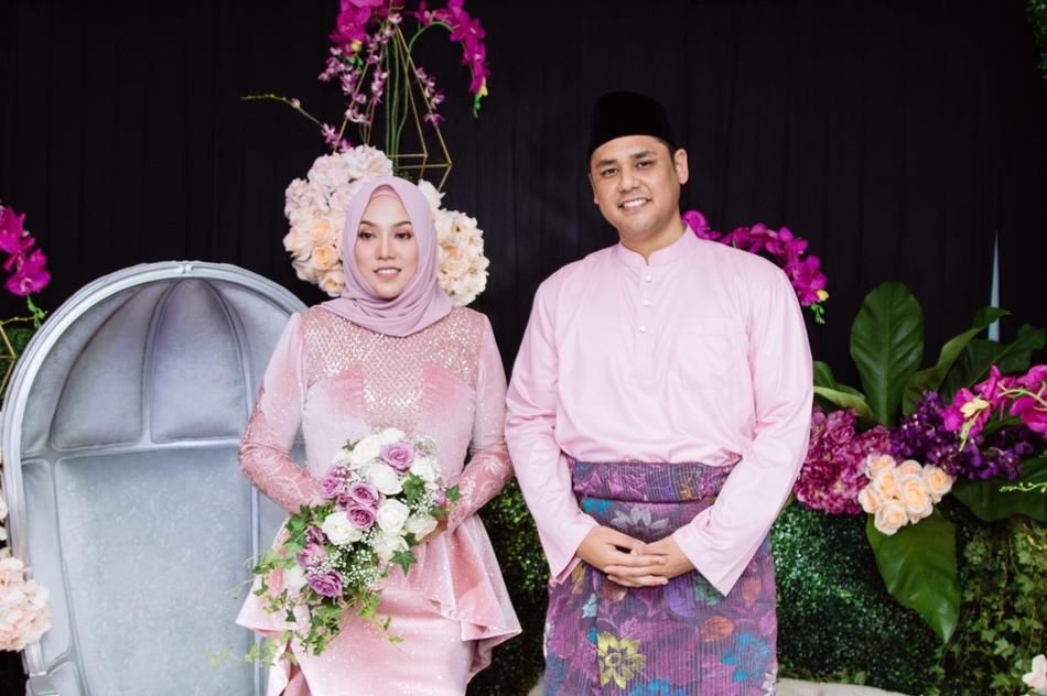 组图:《歌手》茜拉宣布结婚 晒婚礼照幸福满满