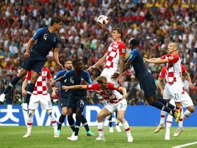 世界杯决赛时,佩里西奇禁区无意手球,主裁判却